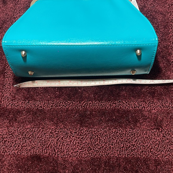 TURQUOISE WITH GOLD TRIM FITTED HANDBAG IS ALSO A CROSSBODY PURSE. - Picture 9 of 16